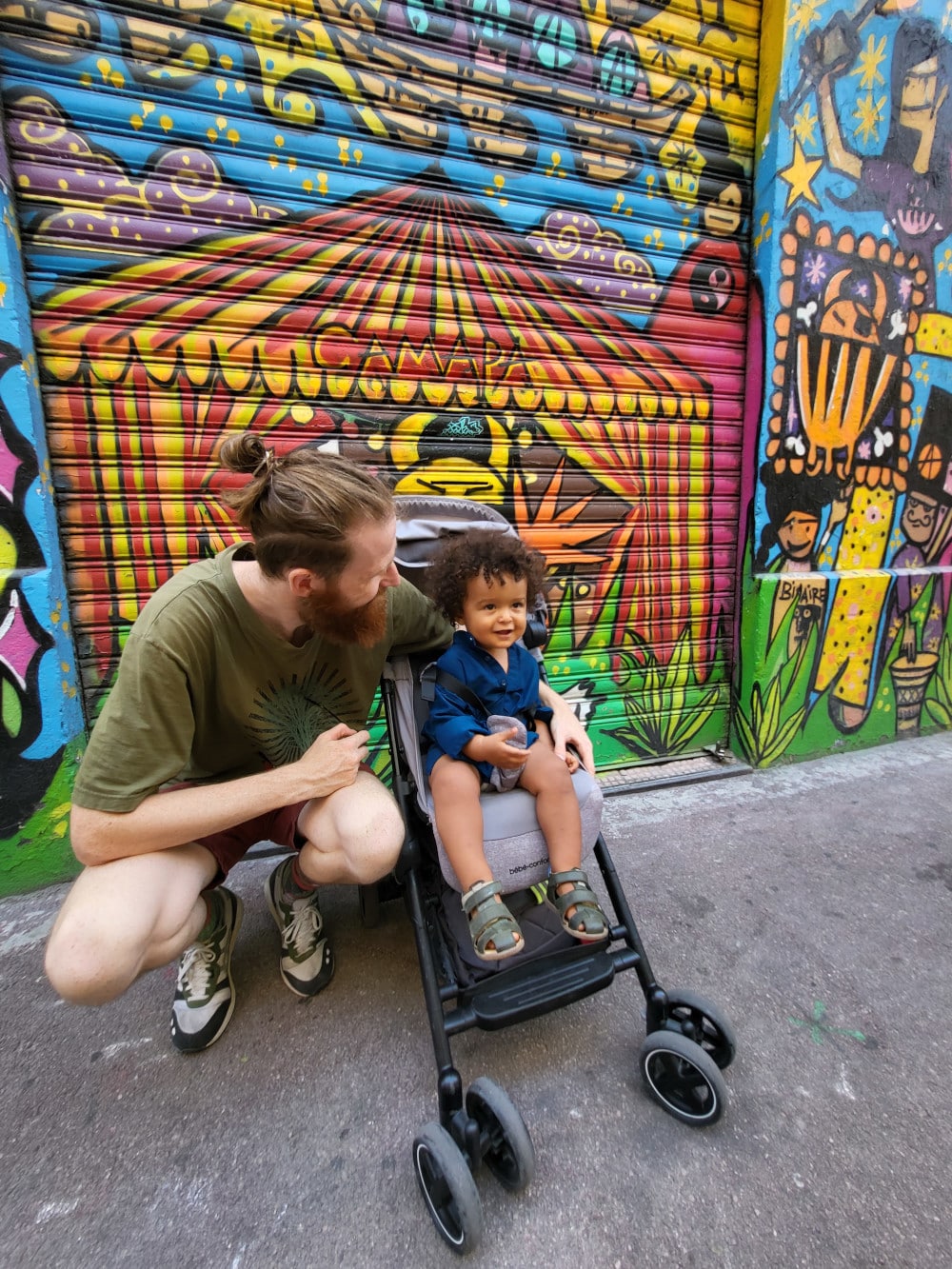 Avec Siloë devant un graff